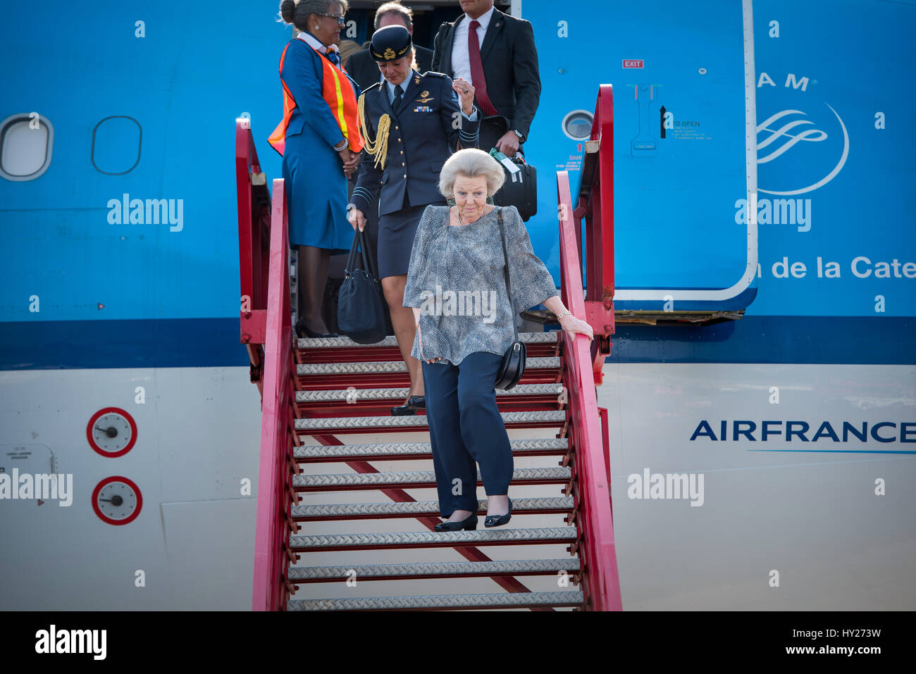 Oranjestad, Aruba. 30. März 2017. ORANJESTAD, ARUBA - 30 März: - Prinzessin Beatrix der Niederlande kommt mit einer AirFrance-KLM-Flug am Flughafen am 30. März 2017 in Oranjestad, Aruba. Die Prinzessin ist für einen dreitägigen Besuch in Aruba. -POINT DE VUE - kein Draht-Service - Foto: Patrick van Katwijk/Dutch Photo Press/Dpa/Alamy Live News Stockfoto