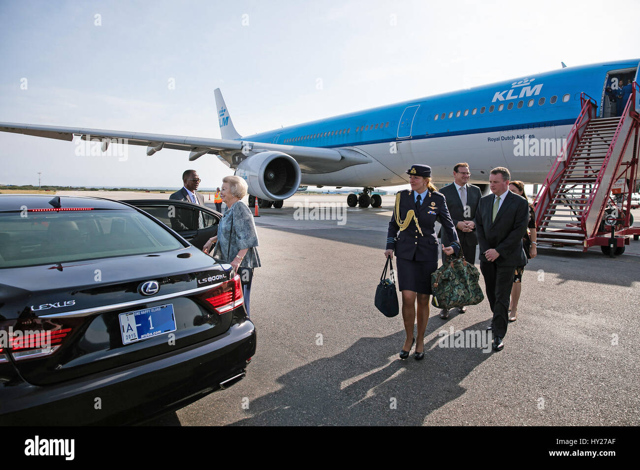 Oranjestad, Aruba. 30. März 2017. ORANJESTAD, ARUBA - 30 März: - Prinzessin Beatrix der Niederlande kommt mit einer AirFrance-KLM-Flug am Flughafen am 30. März 2017 in Oranjestad, Aruba. Die Prinzessin ist für einen dreitägigen Besuch in Aruba. -POINT DE VUE - kein Draht-Service - Foto: Albert Nieboer/RoyalPress/Dpa/Alamy Live News Stockfoto