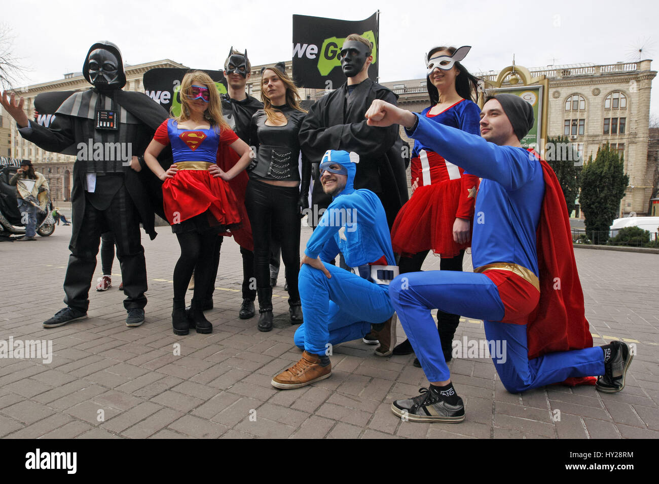 Kiew, Ukraine. 31. März 2017. Ukrainer gekleidet in Anzügen Film Helden Pose, bei Super-Helden-Tag treffen auf der Chreschtschatyk in Kiew, Ukraine, am 31. März 2017. Credit: Serg Glovny/ZUMA Draht/Alamy Live-Nachrichten Stockfoto