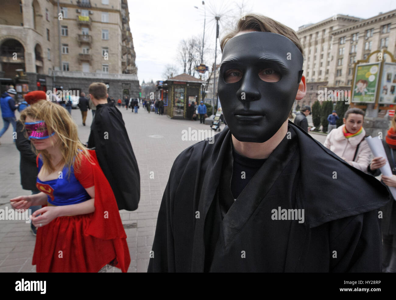 Kiew, Ukraine. 31. März 2017. Ukrainer gekleidet in Anzügen Film Helden Pose, bei Super-Helden-Tag treffen auf der Chreschtschatyk in Kiew, Ukraine, am 31. März 2017. Credit: Serg Glovny/ZUMA Draht/Alamy Live-Nachrichten Stockfoto