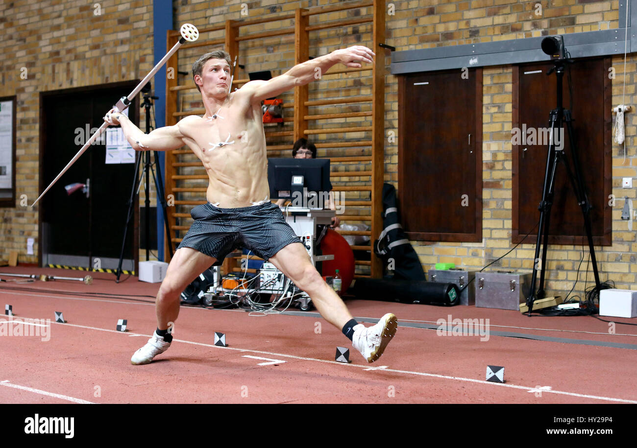 Thomas Roehler, Olympischer Speer werfen Champion, wirft Wurfspeer Test während mit Sensoren für einen 3D Test in der Prüfung Halle des Instituts für angewandte Ausbildung Wissenschaft (IAT) in Leipzig, Deutschland, 31. März 2017 bedeckt. Der Athlet aus der deutschen Stadt Jena durchgeführt, eine komplette Performance-Analyse. Er wurde in 3D, in der Lage sein, ein Computer-Modell des Sportlers machen gescannt. Auf diese Weise können Kraft, Beschleunigung und Bewegungen genauer erfasst und vielleicht verbessert werden. Roehler geht direkt in Konkurrenz Training. Seine Saison startet am 6. Mai in Doha. Foto: Jan Woitas/Dpa-Zentralb Stockfoto