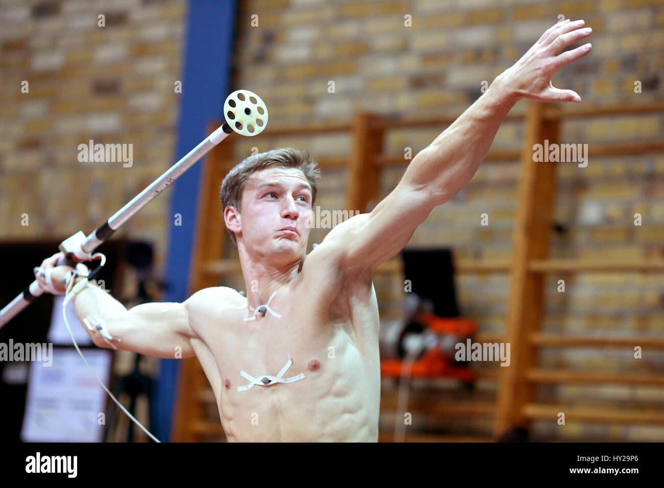 Thomas Roehler, Olympischer Speer werfen Champion, wirft Wurfspeer Test während mit Sensoren für einen 3D Test in der Prüfung Halle des Instituts für angewandte Ausbildung Wissenschaft (IAT) in Leipzig, Deutschland, 31. März 2017 bedeckt. Der Athlet aus der deutschen Stadt Jena durchgeführt, eine komplette Performance-Analyse. Er wurde in 3D, in der Lage sein, ein Computer-Modell des Sportlers machen gescannt. Auf diese Weise können Kraft, Beschleunigung und Bewegungen genauer erfasst und vielleicht verbessert werden. Roehler geht direkt in Konkurrenz Training. Seine Saison startet am 6. Mai in Doha. Foto: Jan Woitas/Dpa-Zentralb Stockfoto