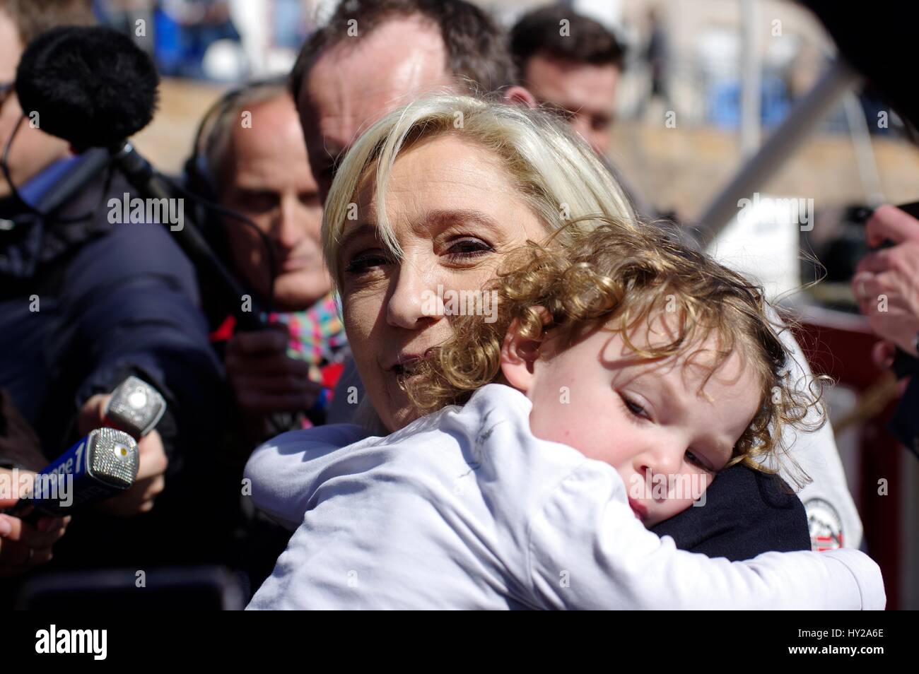 Erquy, Bretagne, Frankreich. 31. März 2017. Auf den Präsidentschaftswahlkampf trail wieder französischen Front National Leader Marine Le Pen Braves linke Demonstranten um verärgerten Fischer im bretonischen Hafen treffen, wo Angeln und Austernbänke das Rückgrat der Wirtschaft sind. Bildnachweis: Lukas Peters/Alamy Live-Nachrichten Stockfoto