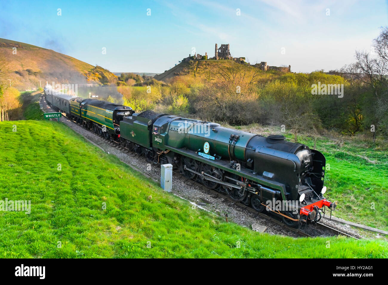 Corfe Castle, Dorset, UK. 31. März 2017. Der Swanage Railway hosting eine Dampf-Gala über 3 Tage mit Bulleid Lokomotiven zur Feier des 50. Jahrestages des letzten Vorgangs Dampf geschleppt Dienste auf britischen Eisenbahnen südlichen Region. Abgebildet sind die Lokomotiven 34053 Sir Keith Park und 34081 92 Geschwader in einer doppelten Leitung Formation nähert sich Norden Bahnhof mit der Ruine der Corfe Castle in der Ferne. Bildnachweis: Graham Hunt/Alamy Live-Nachrichten Stockfoto