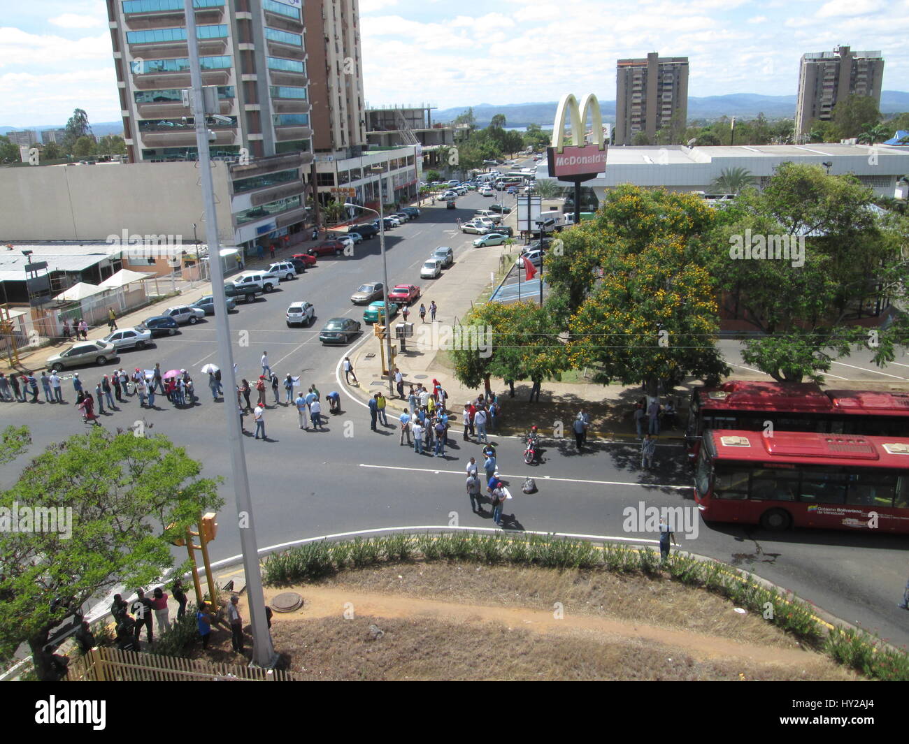 Puerto Ordaz, Venezuela. 31. März 2017. Arbeiter und Angestellten des staatlichen Unternehmens verantwortlich für die Versorgung mit Trinkwasser (Hidrobolivar) im südlichen Bundesstaat Bolivar, zusammen mit Arbeitern aus dem staatlichen Unternehmen verantwortlich für die öffentlichen Verkehrsmittel Service Operations (Transbolivar), beschlossen Protest in der Guayana-Allee von Puerto Ordaz, fordern eine Gehaltserhöhung. Dieser Protest Auto Staus im gesamten Bereich der Stadt Alta Vista verursacht. Hohe Lebensmittelpreise in Venezuela haben Arbeitnehmer Löhne verschlechtert. Jorgeprz/Alamy Live-Nachrichten Stockfoto