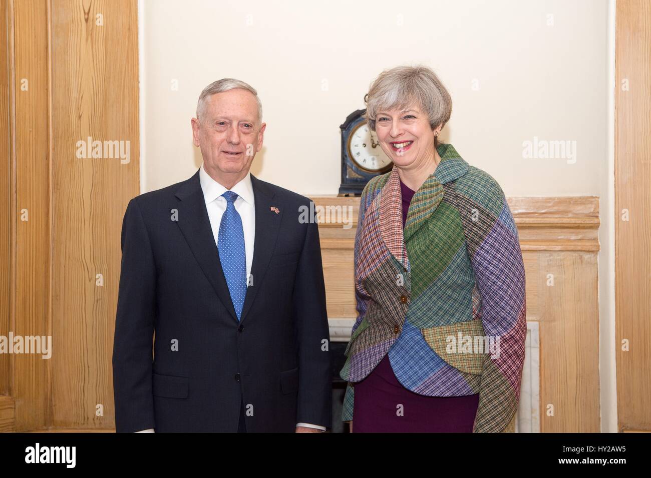 London, UK. 31. März 2017. US-Verteidigungsminister Jim Mattis bei einem Treffen mit Premierminister Theresa in 10 Downing Street 31. März 2017 in London, Vereinigtes Königreich. Bildnachweis: Planetpix/Alamy Live-Nachrichten Stockfoto