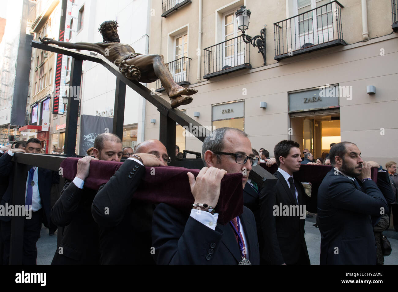 Madrid, Spanien. 31. März 2017. Männliche Mitglieder der "Hermandad de los Gitanos" (Bruderschaft der Zigeuner, in spanischer Sprache) tragen das Schnitzen Christi "Santisimo Cristo De La Fe" in Madrid. Bildnachweis: Valentin Sama-Rojo/Alamy Live-Nachrichten Stockfoto