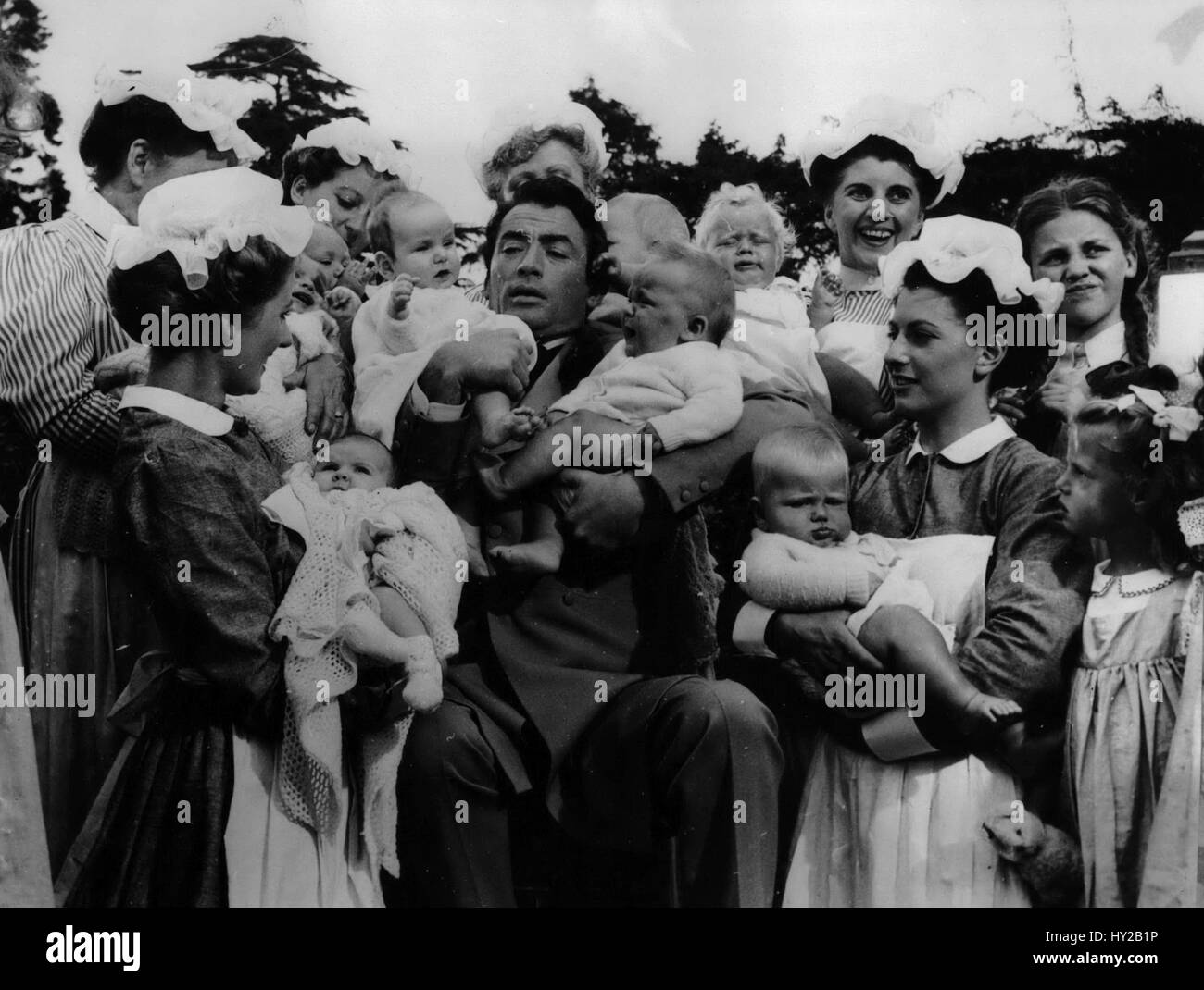 7. Juli 1953 - '' Wir sind nicht amüsiert '' Gregory Peck und die Babes: Film Ruhm sollen in der Nähe des berühmten Sterne - Bildschirm aber diese Babys konnte nicht die Autos weniger - wenn sie zum Gregory Peck gebracht werden. Sie waren nötig für eine Szene in "The Million Pound Note'' jetzt unternommen im Pinienwald Gregory nicht angezeigt wird, werden alle glücklich darüber selbst. (Kredit-Bild: © Keystone Presseagentur/Keystone USA über ZUMAPRESS.com) Stockfoto