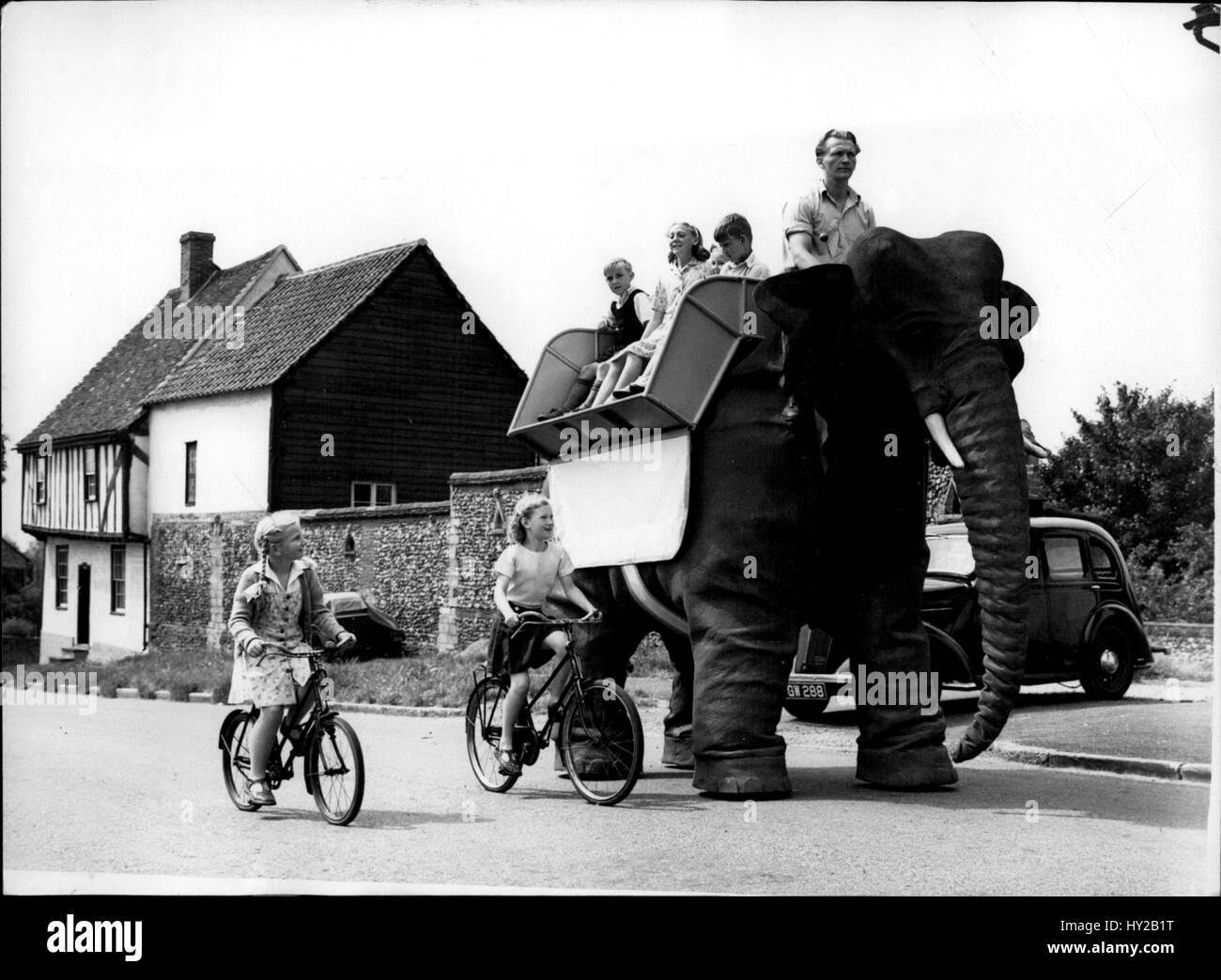 7. Juli 1950 - Einführung der weltweit ersten Roboter Elefant es ' geht auf 28 Miles An Hour: Herr Frank Stuart, ein Schotte hat gerade der Welt Faust "Roboter Elefant" abgeschlossen. Es "läuft" am 28 Meilen pro Stunde, "Wellenlinien" seinen Stamm und klappen seine Autos, Benzin-Motor angetrieben. Es hat eine spezielle Straßenzulassung auf der Straße, die "ausblenden; der Elefant ist aus Papier und ein Halbzoll. Es erfolgte um Thaxted, Essex. (Kredit-Bild: © Keystone Presseagentur/Keystone USA über ZUMAPRESS.com) Stockfoto