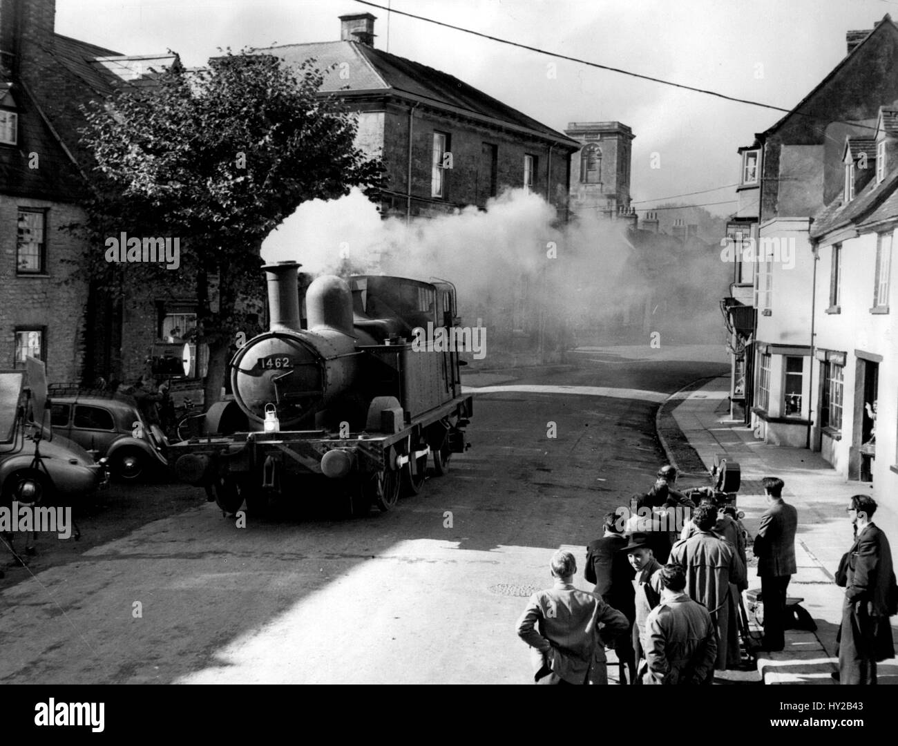 10. Oktober 1952 - kann alles danach passieren: Es geschah genauso wie ganze Mrs B sagen wollte, dass er nicht überrascht, was mit fliegenden Untertassen und Kometen wäre, die Flying Scotsman sausen vorbei am Haus jede Minute zu sehen. Rauch gegossen in der Fenster - und ein Motor von Pfiff. Er raste durch Woodstock, Oxfordshire, und zerschlug sich ein Harding. '' Besonderen '' Frühstück Teil einer Verschwörung - die Handlung der '' Titfield Thunderbolt'' - und Kameras gefilmt seinen Fortschritt durch Woodstock für einen neuen britischen Film. (Kredit-Bild: © Keystone Presseagentur/Keystone USA über ZUMAPRESS.com) Stockfoto