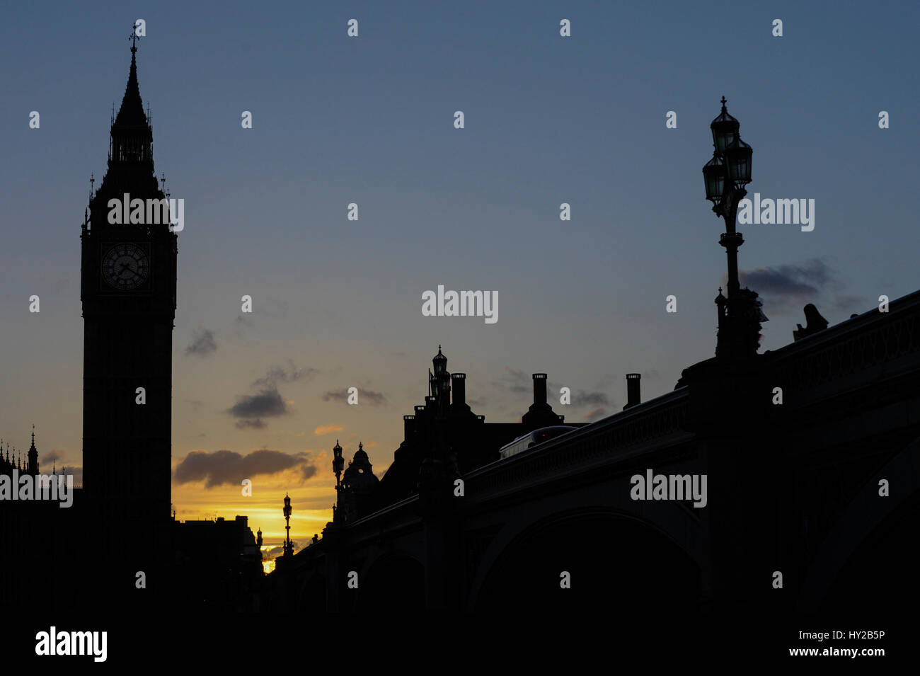 London, UK. 31. März 2017. UK-Wetter: Die Sonne geht hinter den Houses of Parliament, Westminster. Bildnachweis: Stephen Chung/Alamy Live-Nachrichten Stockfoto