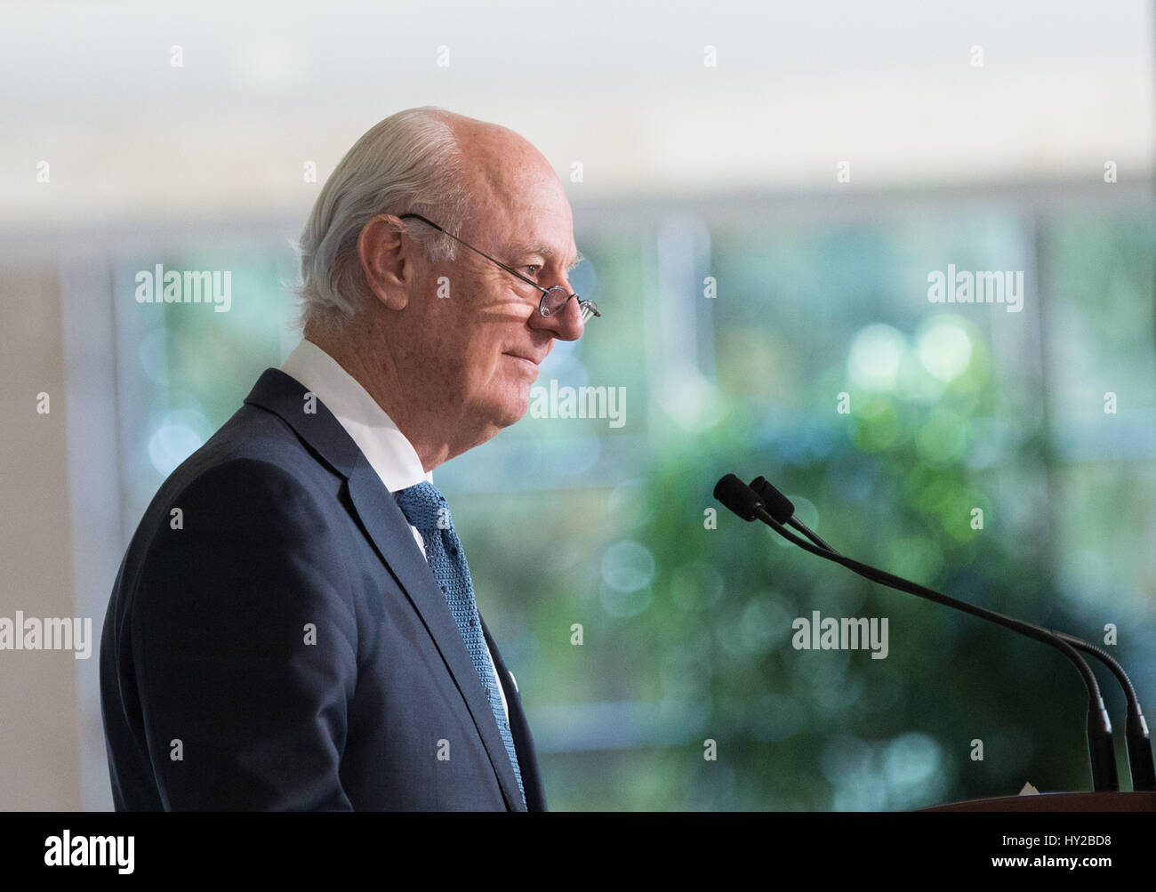 (170331) - Genf, 31. März 2017 (Xinhua)--UN-Sondergesandten für Syrien Staffan de Mistura nimmt an einer Pressekonferenz in Genf, Schweiz, am 31. März 2017. Die fünfte und letzte Runde der Friedensgespräche Syrien endete am Freitag, mit dem UN-Sondergesandten für Syrien Lobeshymnen das Engagement der rivalisierenden Delegationen, die Teilnahme an Verhandlungen, einen politischen Zweck für den sechsjährigen Konflikt zu vermitteln. (Xinhua/Xu Jinquan) Stockfoto