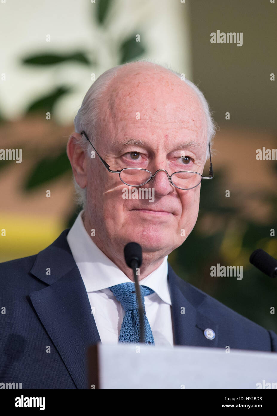 (170331) - Genf, 31. März 2017 (Xinhua)--UN-Sondergesandten für Syrien Staffan de Mistura nimmt an einer Pressekonferenz in Genf, Schweiz, am 31. März 2017. Die fünfte und letzte Runde der Friedensgespräche Syrien endete am Freitag, mit dem UN-Sondergesandten für Syrien Lobeshymnen das Engagement der rivalisierenden Delegationen, die Teilnahme an Verhandlungen, einen politischen Zweck für den sechsjährigen Konflikt zu vermitteln. (Xinhua/Xu Jinquan) Stockfoto