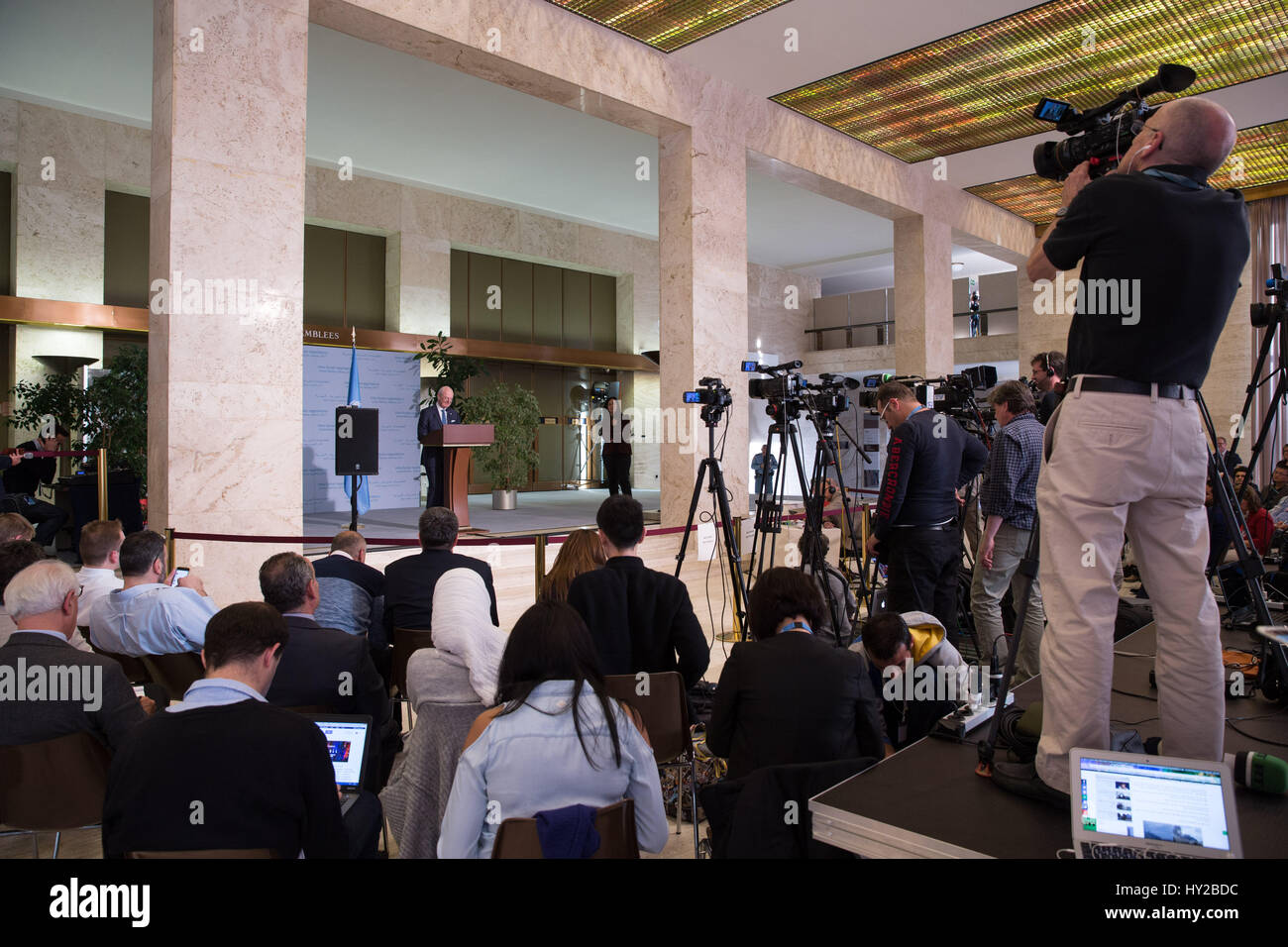(170331) - Genf, 31. März 2017 (Xinhua)--UN-Sondergesandten für Syrien Staffan de Mistura nimmt an einer Pressekonferenz in Genf, Schweiz, am 31. März 2017. Die fünfte und letzte Runde der Friedensgespräche Syrien endete am Freitag, mit dem UN-Sondergesandten für Syrien Lobeshymnen das Engagement der rivalisierenden Delegationen, die Teilnahme an Verhandlungen, einen politischen Zweck für den sechsjährigen Konflikt zu vermitteln. (Xinhua/Xu Jinquan) Stockfoto
