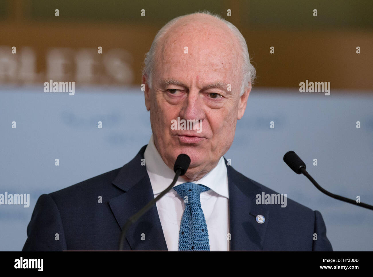 (170331) - Genf, 31. März 2017 (Xinhua)--UN-Sondergesandten für Syrien Staffan de Mistura nimmt an einer Pressekonferenz in Genf, Schweiz, am 31. März 2017. Die fünfte und letzte Runde der Friedensgespräche Syrien endete am Freitag, mit dem UN-Sondergesandten für Syrien Lobeshymnen das Engagement der rivalisierenden Delegationen, die Teilnahme an Verhandlungen, einen politischen Zweck für den sechsjährigen Konflikt zu vermitteln. (Xinhua/Xu Jinquan) Stockfoto