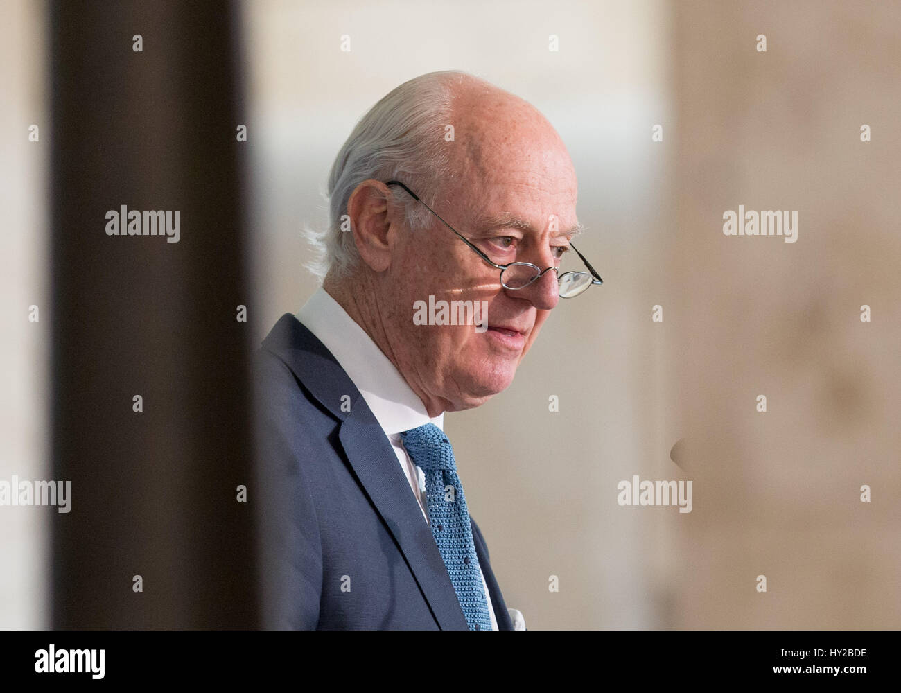 (170331) - Genf, 31. März 2017 (Xinhua)--UN-Sondergesandten für Syrien Staffan de Mistura nimmt an einer Pressekonferenz in Genf, Schweiz, am 31. März 2017. Die fünfte und letzte Runde der Friedensgespräche Syrien endete am Freitag, mit dem UN-Sondergesandten für Syrien Lobeshymnen das Engagement der rivalisierenden Delegationen, die Teilnahme an Verhandlungen, einen politischen Zweck für den sechsjährigen Konflikt zu vermitteln. (Xinhua/Xu Jinquan) Stockfoto