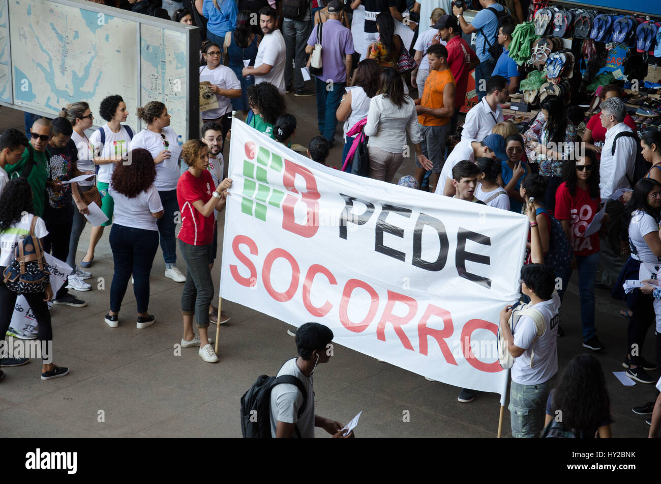 Brasilia, Brasilien. 31. März 2017. Demonstranten versammelten sich zum nationalen Tag der Mobilisierung gegen Outsourcing und Rentenreform, am Freitag (31), folgte im März für pilot Routenplan mit Banner und Plakate und Broschüren der Disutebuted Aufruf zum Generalstreik am 28/04 in Brasilia, DF. (P: Demétrius Ius Abrahão/Fotoarena) Credit: Foto Arena LTDA/Alamy Live-Nachrichten Stockfoto