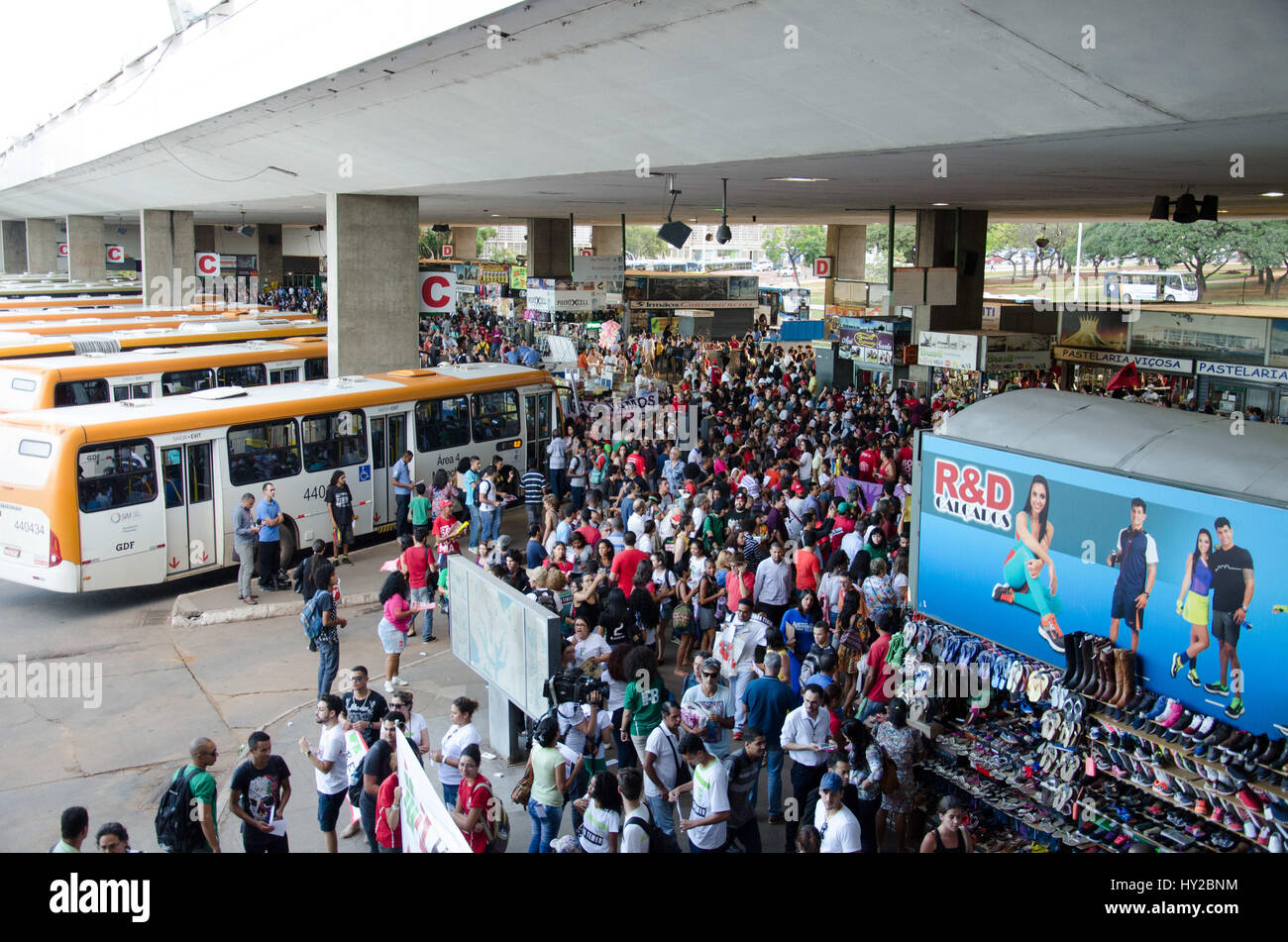 Brasilia, Brasilien. 31. März 2017. Demonstranten versammelten sich zum nationalen Tag der Mobilisierung gegen Outsourcing und Rentenreform, am Freitag (31), folgte im März für pilot Routenplan mit Banner und Plakate und Broschüren der Disutebuted Aufruf zum Generalstreik am 28/04 in Brasilia, DF. (P: Demétrius Ius Abrahão/Fotoarena) Credit: Foto Arena LTDA/Alamy Live-Nachrichten Stockfoto