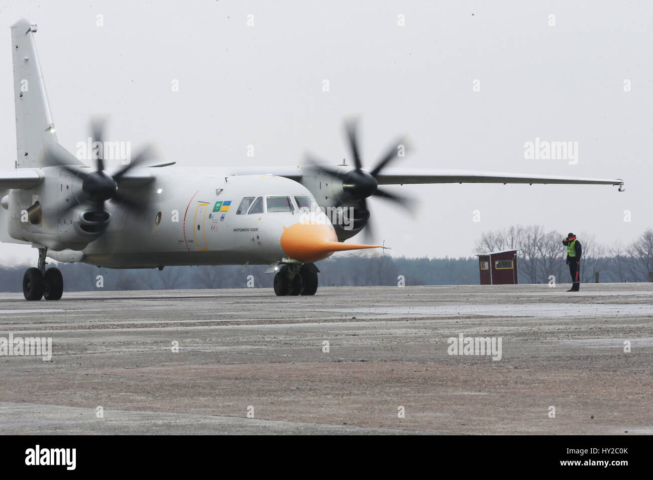 Kiew, Ukraine. 31. März 2017. Eine An-132 Lichttransport Flugzeug landet auf dem Antonov-Flugplatz in Kiew, Ukraine, am 31. März 2017. Ukraine-produziert ein 132 leichtes Transportflugzeug unternommen, um den Himmel zum ersten Mal am Freitag, ukrainischen staatlichen Flugzeug Hersteller Antonow sagte in einer Erklärung. Die Mehrzweck-Ebene, in der Lage bis zu 9,2 Tonnen Fracht, könnte in Notfallmedizin, Brandbekämpfung, Fallschirmspringen, Gütertransport und Aufklärungsmissionen verwendet werden. Bildnachweis: Sergej/Xinhua/Alamy Live-Nachrichten Stockfoto