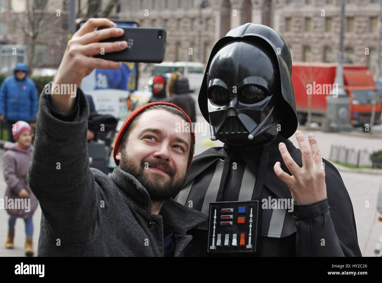 Kiew, Ukraine. 31. März 2017. Ein Mann nimmt ein Selbstporträt mit einem Mann als Darth Vader, während Super-Helden-Tag treffen auf der Chreschtschatyk verkleidet. Credit: Serg Glovny/ZUMA Draht/Alamy Live-Nachrichten Stockfoto