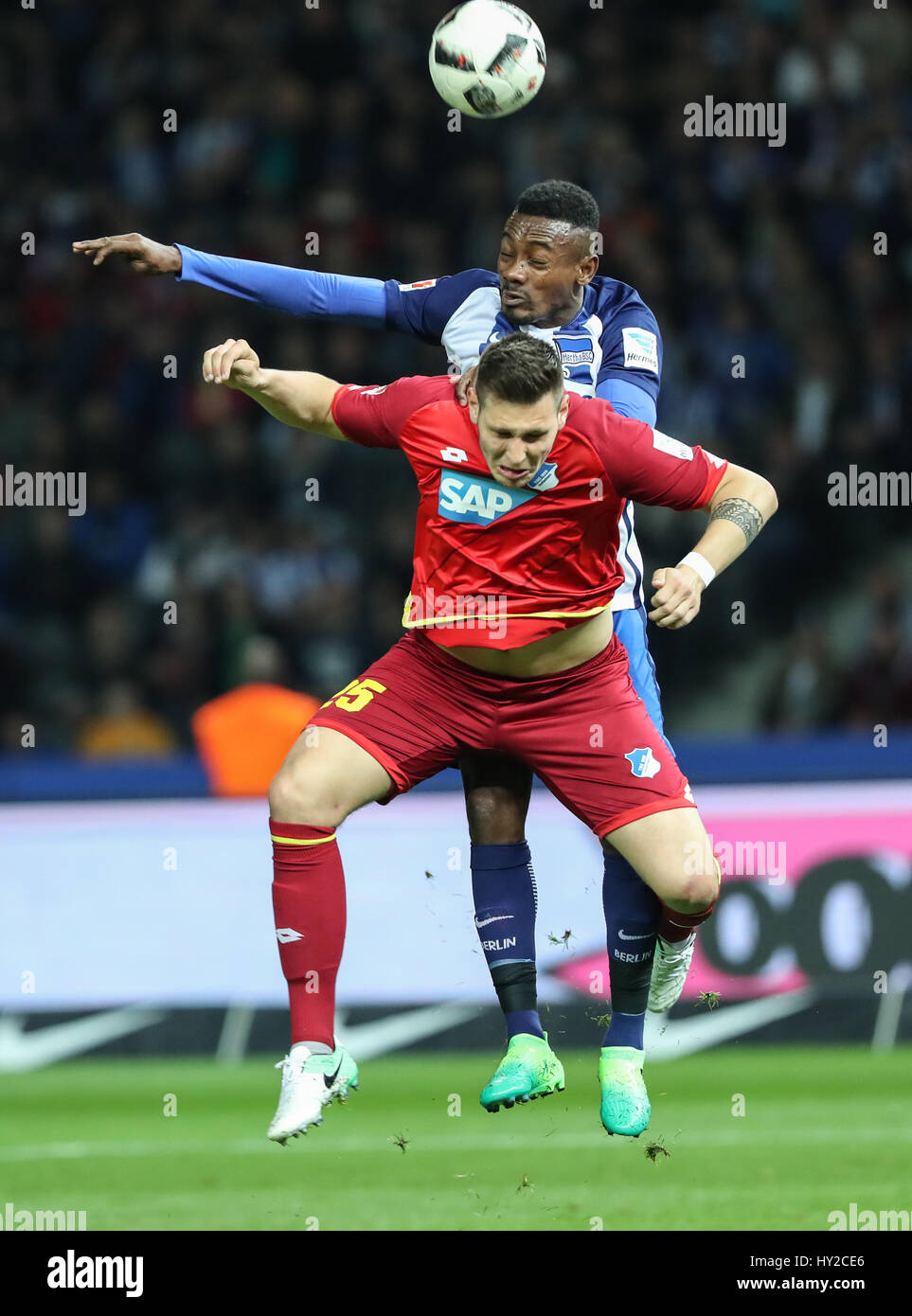 Berlin, Deutschland. 31. März 2017. Herthas Salomon Kalou (oben) wetteifert mit Hoffenheim Niklas Suele während eines Spiels der deutschen Bundesliga in Berlin, Hauptstadt der Bundesrepublik Deutschland, 31. März 2017. Hertha verloren 1-3. Bildnachweis: Shan Yuqi/Xinhua/Alamy Live-Nachrichten Stockfoto