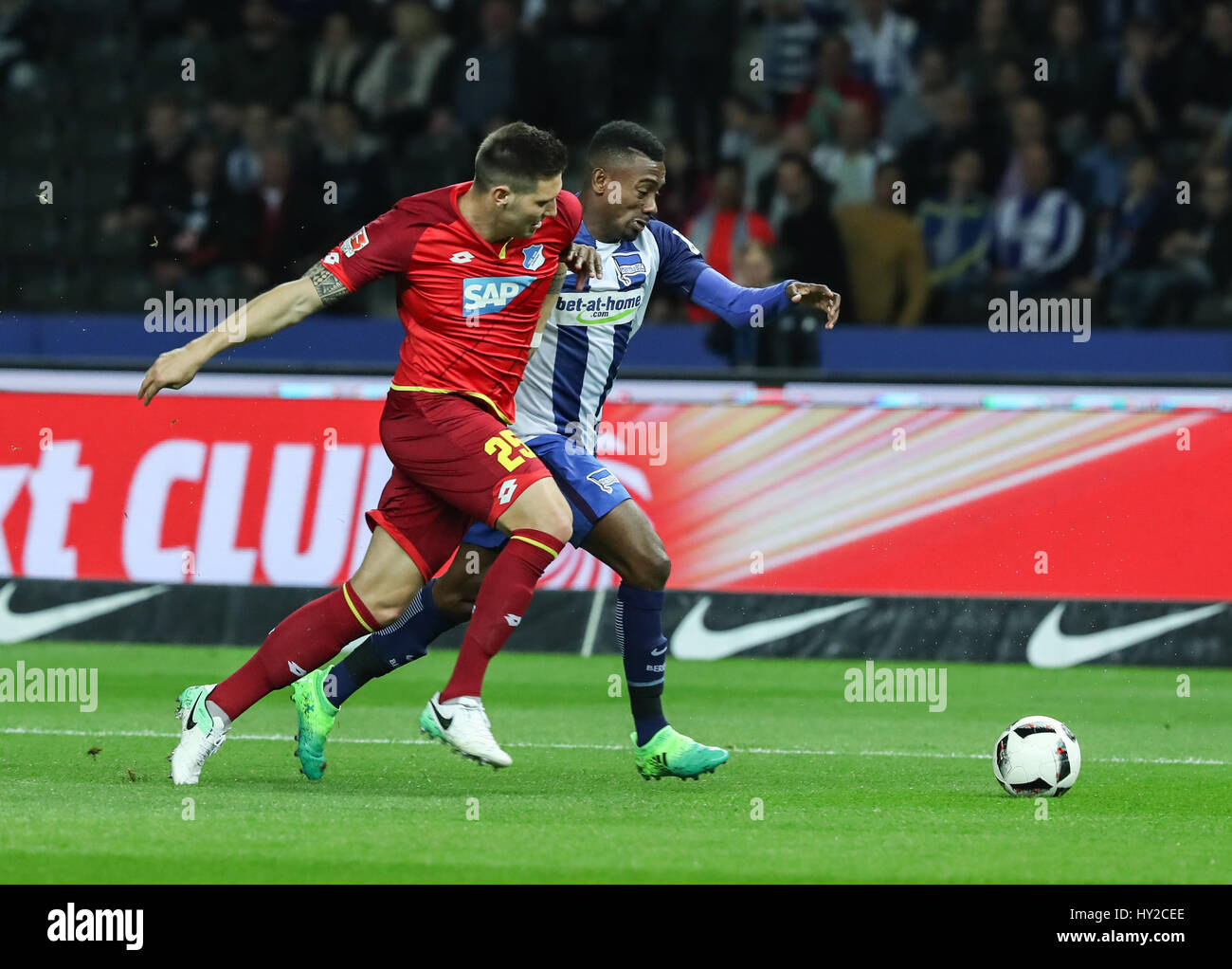 Berlin, Deutschland. 31. März 2017. Herthas Salomon Kalou (R) wetteifert mit Hoffenheim Niklas Suele während eines Spiels der deutschen Bundesliga in Berlin, Hauptstadt der Bundesrepublik Deutschland, 31. März 2017. Hertha verloren 1-3. Bildnachweis: Shan Yuqi/Xinhua/Alamy Live-Nachrichten Stockfoto