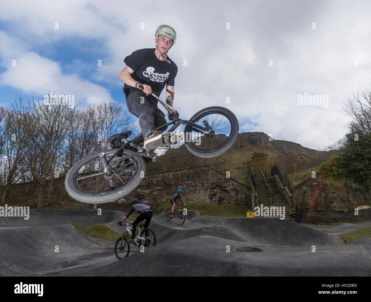 Edinburgh, UK. 1. April 2017. Im Zentrum von Edinburgh hat eine neue Bikepark für Mountainbiker eröffnet. Die Skelf Bikepark hat eine 900m 2 "Pumptrack" Steilkurven und Hügel. Der Park öffnet heute und hatte Radprofis, die neue Strecke auszuprobieren. Im Bild: Sean James Mcgilly wer mit zwanzig 20 Team Credit reitet: Rich Dyson/Alamy Live News Stockfoto