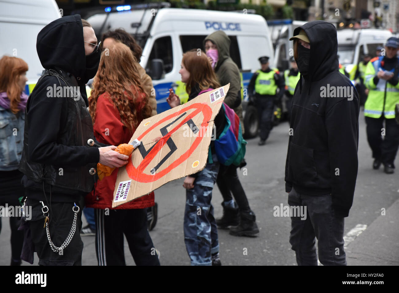 London, UK. 1. April 2017. Rechtsradikalen Gruppen der EDL und Britain First zu demonstrieren, anti-Faschisten Bühne eine Zähler-Demonstration. Bildnachweis: Matthew Chattle/Alamy Live-Nachrichten Stockfoto