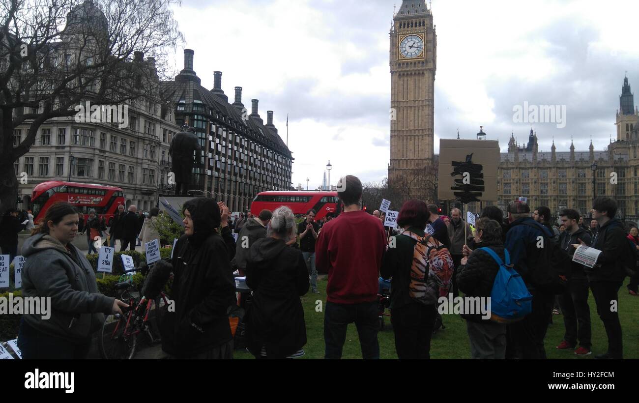 London, UK. 1. APRIL 2017. Kredit-Demonstranten, Rallye im Parlament Square Garden, ein Protest gegen die Regierung, das Wohngeld für 18-21 jährige, ax: Massimiliano Finzi/Alamy Live News. Stockfoto