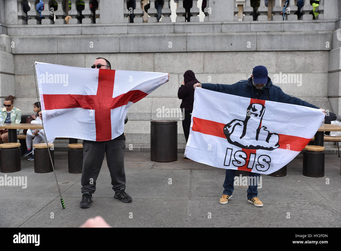 London, UK. 1. April 2017. Rechtsradikalen Gruppen der EDL und Britain First zu demonstrieren, anti-Faschisten Bühne eine Zähler-Demonstration. Bildnachweis: Matthew Chattle/Alamy Live-Nachrichten Stockfoto