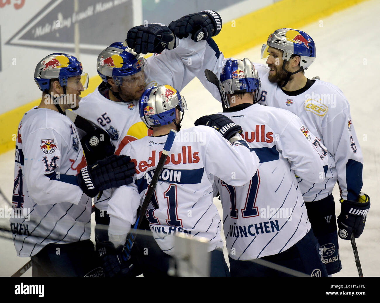 Münchens Torjäger Steven Pinizzotto (l) feiert nach der 1:3-Partitur mit der Mannschaft in das Halbfinale Eishockey-DEL-zwischen Berliner Eisbaeren und EHC München in der Mercedes-Benz-Arena in Berlin, Deutschland, 31. März 2017 Spiel. Foto: Monika Skolimowska/dpa Stockfoto
