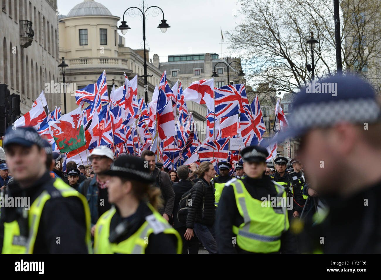 London, UK. 1. April 2017. Rechtsradikalen Gruppen der EDL und Britain First zu demonstrieren, anti-Faschisten Bühne eine Zähler-Demonstration. Bildnachweis: Matthew Chattle/Alamy Live-Nachrichten Stockfoto