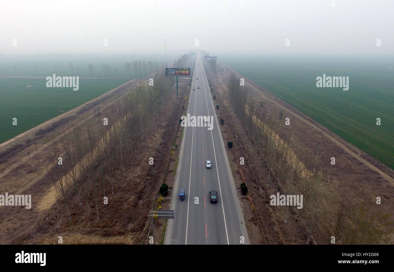 Baoding. 30. März 2017. Luftbild, aufgenommen am 30. März 2017 zeigt S235 Straße in Anxin Grafschaft, Nord-China Provinz Hebei. China kündigte Samstag es Xiongan neue Bereich in der Provinz Hebei, als Teil der Maßnahmen, die koordinierte Entwicklung der Region Beijing-Tianjin-Hebei (BTH) etablieren würde. Der neue Bereich wird etwa 100 km südwestlich der Innenstadt von Peking, drei Landkreise erstrecken, die sitzen in der Mitte des dreieckigen Bereich von Peking, Tianjin, Hebei die Provinzhauptstadt Shijiazhuang gebildet. Bildnachweis: Jin Liangkuai/Xinhua/Alamy Live-Nachrichten Stockfoto