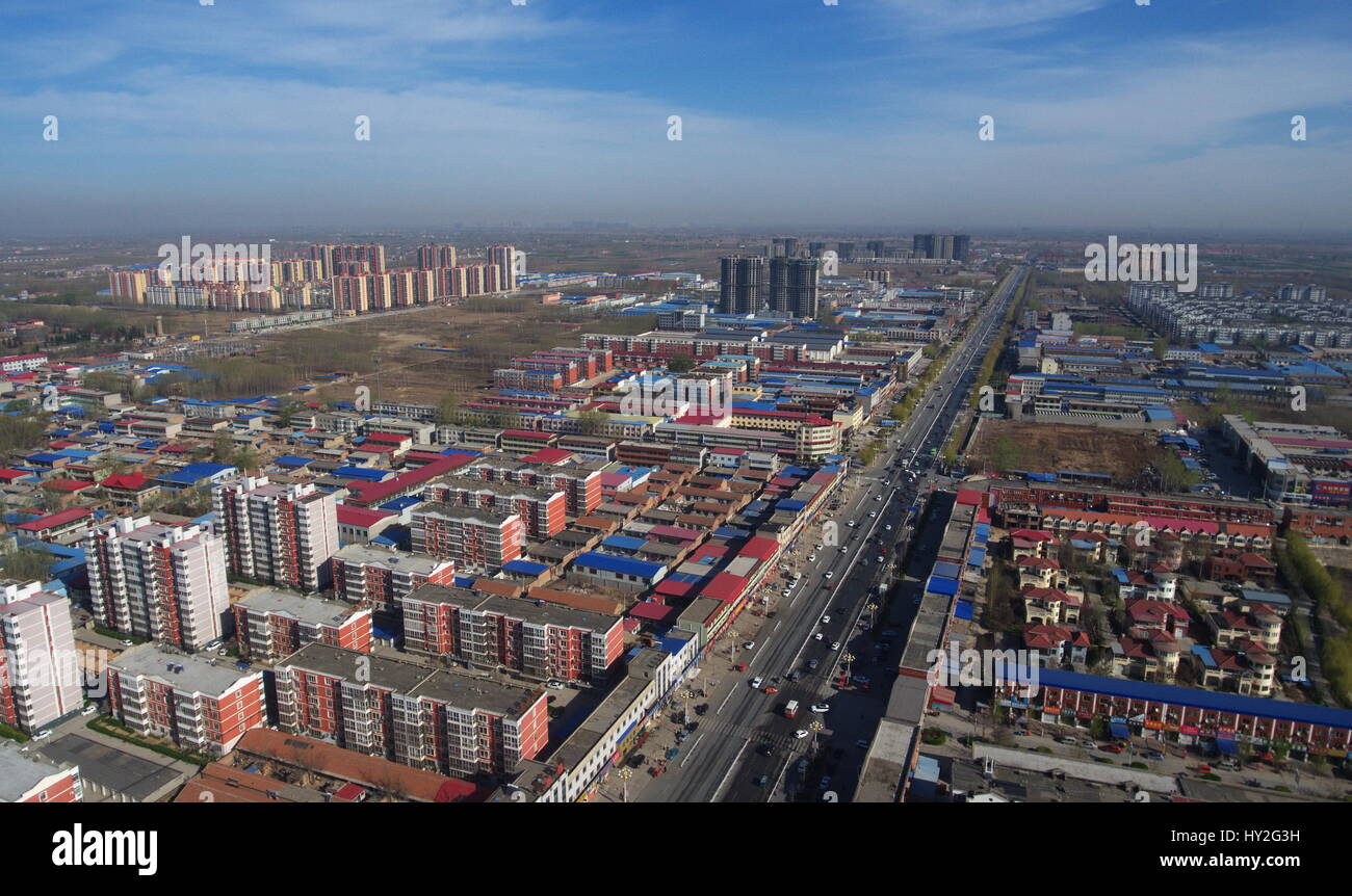 Baoding. 1. April 2017. Aufgenommen am 1. April 2017 Luftaufnahme zeigt Xiongxian Grafschaft, Nord-China Provinz Hebei. China kündigte Samstag es Xiongan neue Bereich in der Provinz Hebei, als Teil der Maßnahmen, die koordinierte Entwicklung der Region Beijing-Tianjin-Hebei (BTH) etablieren würde. Der neue Bereich wird etwa 100 km südwestlich der Innenstadt von Peking, drei Landkreise erstrecken, die sitzen in der Mitte des dreieckigen Bereich von Peking, Tianjin, Hebei die Provinzhauptstadt Shijiazhuang gebildet. Bildnachweis: Wang Xiao/Xinhua/Alamy Live-Nachrichten Stockfoto