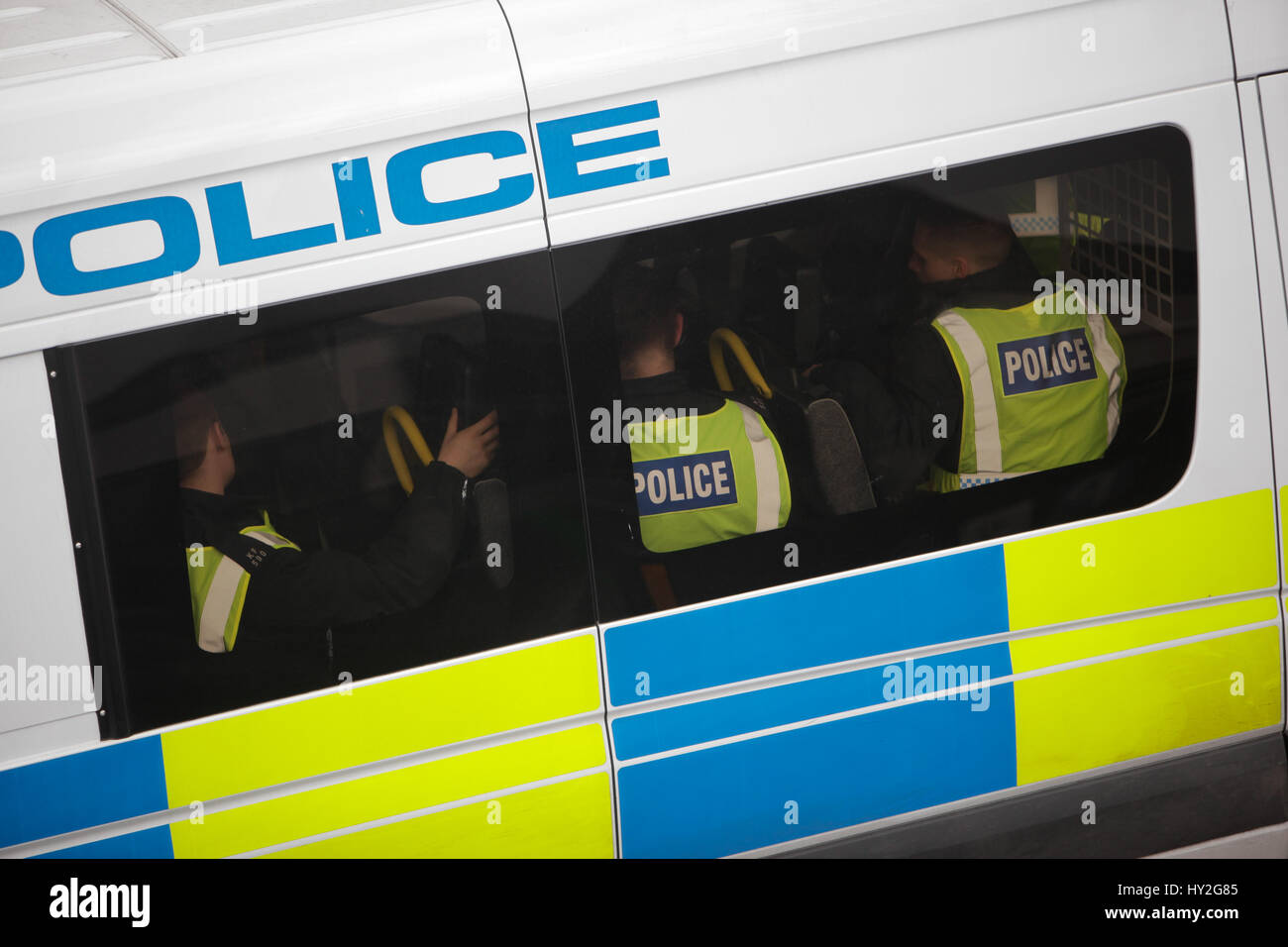 London UK 1. April 2017 EDL (English Defence League) und Großbritannien erste März Trog Londoner was Protest gegen inszeniert sehen sie eine schwache Reaktion auf den Terroranschlag in London vor einigen Wochen begangen und sehen, was sie als die islamische Drohung, Gegendemonstrant innen aus der AFL (Anti-Fascist League) stießen mit der Polizei. Bildnachweis: Paul Quezada-Neiman/Alamy Live-Nachrichten Stockfoto