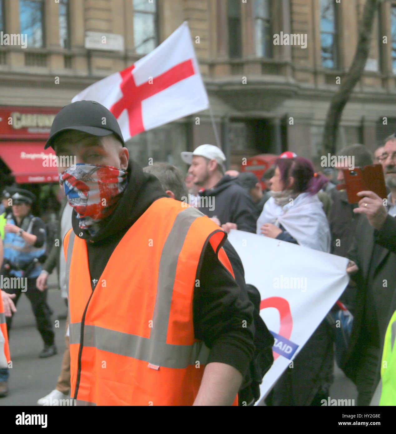 London UK 1. April 2017 EDL (English Defence League) und Großbritannien erste März Trog Londoner was Protest gegen inszeniert sehen sie eine schwache Reaktion auf den Terroranschlag in London vor einigen Wochen begangen und sehen, was sie als die islamische Drohung, Gegendemonstrant innen aus der AFL (Anti-Fascist League) stießen mit der Polizei. Bildnachweis: Paul Quezada-Neiman/Alamy Live-Nachrichten Stockfoto