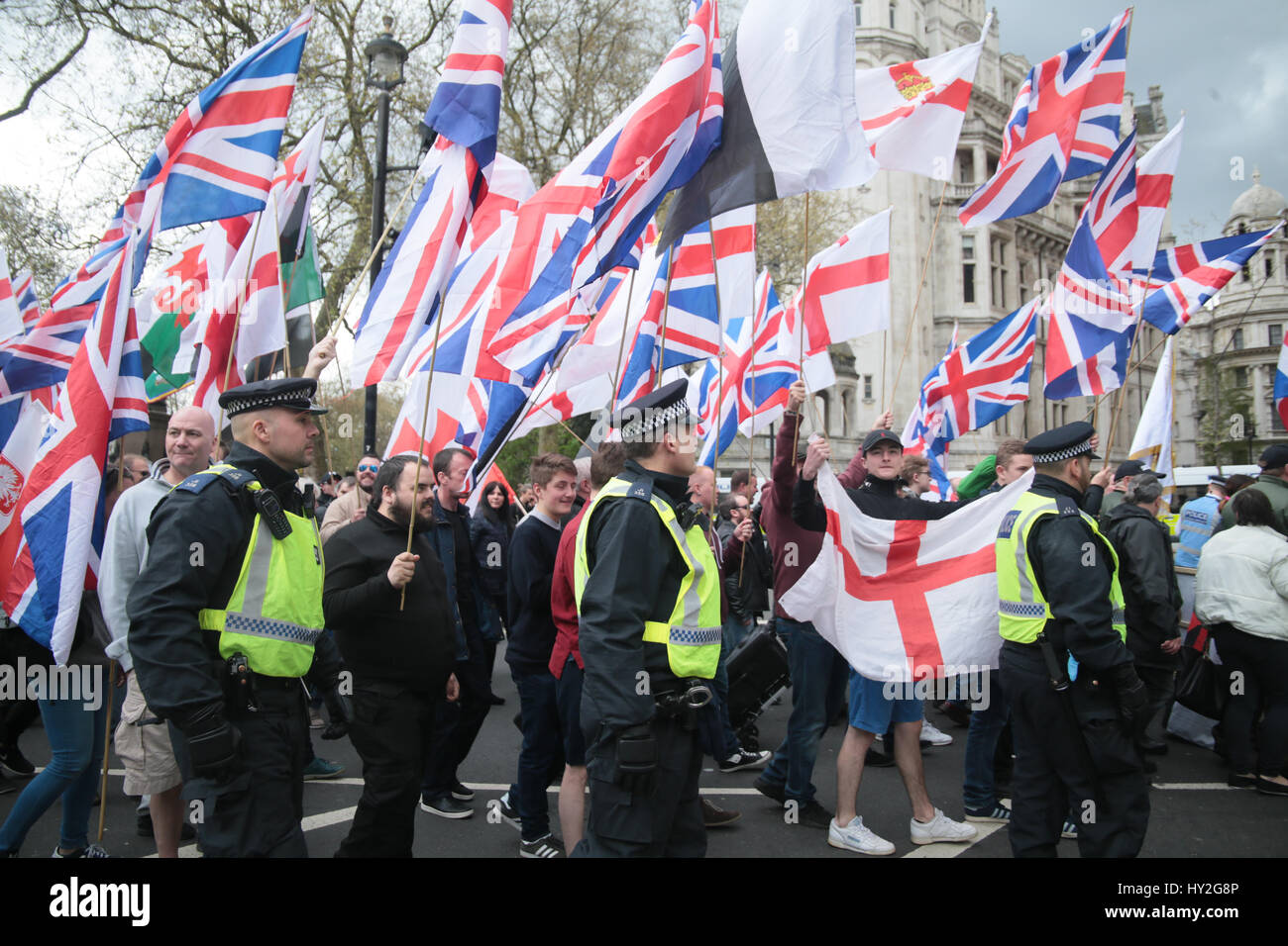 London UK 1. April 2017 EDL (English Defence League) und Großbritannien erste März Trog Londoner was Protest gegen inszeniert sehen sie eine schwache Reaktion auf den Terroranschlag in London vor einigen Wochen begangen und sehen, was sie als die islamische Drohung, Gegendemonstrant innen aus der AFL (Anti-Fascist League) stießen mit der Polizei. Bildnachweis: Paul Quezada-Neiman/Alamy Live-Nachrichten Stockfoto