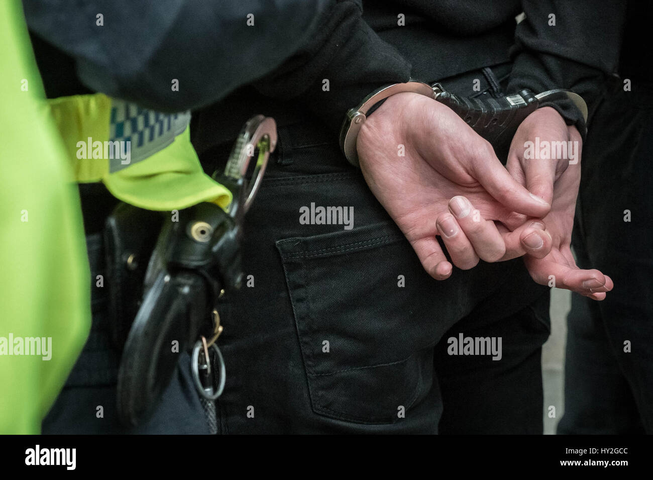 London, UK. 1. April 2017. Antifaschistische Gruppen einschließlich vereinen gegen Faschismus (UAF) Zusammenstoß mit der Polizei mit einigen Festnahmen während protestieren gegen rechtsextremen britischen nationalistische Gruppen einschließlich Britain First und der English Defence League (EDL) bei ihren "Marsch gegen den Terrorismus" durch die Londoner vor dem Hintergrund der jüngsten Terroranschläge in Westminster. Polizei verhaftet 14 Personen bei den Zusammenstößen. © Guy Corbishley/Alamy Live-Nachrichten Stockfoto