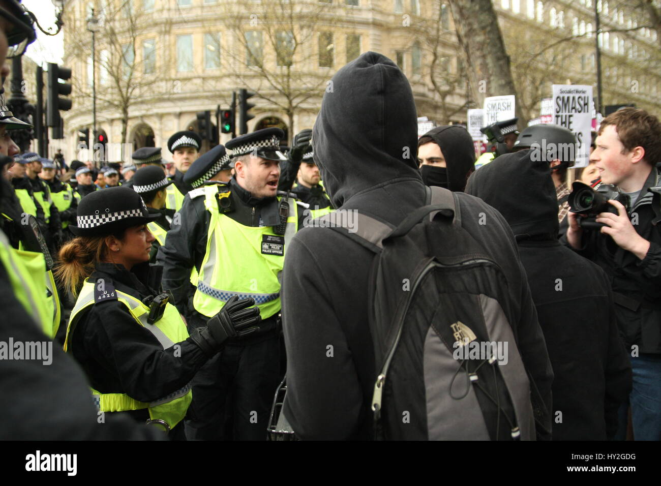 London, UK. 1. April 2017. Polizei konfrontieren Anti-rassistische Demonstranten. Rechtsextreme Gruppen Britain First und der English Defence League (EDL) halten eine Kundgebung in Whitehall, gestützt auf die jüngsten Terroranschläge in nahe gelegenen Westminster als Rechtfertigung. Eine Zähler Einheit Demo wird von Unite gegen Faschismus (UAF) gehalten. Bildnachweis: Roland Ravenhill/Alamy Live-Nachrichten Stockfoto