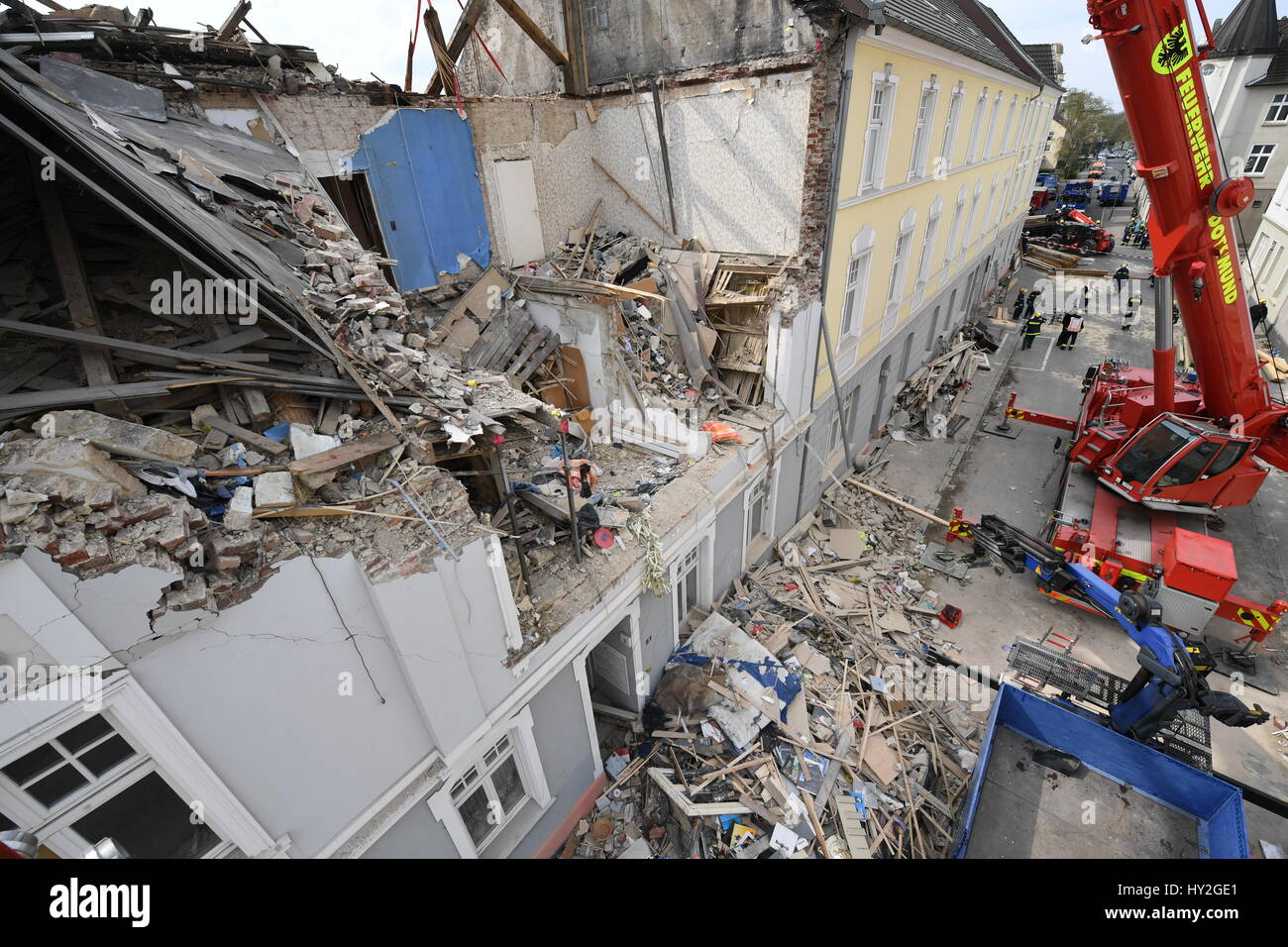 Dortmund, Deutschland. 1. April 2017. Kräne stehen vor einem Mehrfamilienhaus, die bei einer Explosion am Vortag in Dortmund, Deutschland, 1. April 2017 zerstört wurde. Eine Person starb bei der Explosion im Gebäude. Rettungskräfte fand die Leiche eines 36 Jahre alten weiblichen Bewohners am Samstagmorgen. Ein 48-j hrige Mieter steht im Verdacht, die Explosion aus unbekannten Gründen verursacht haben. Foto: Bernd Thissen/Dpa/Alamy Live News Stockfoto