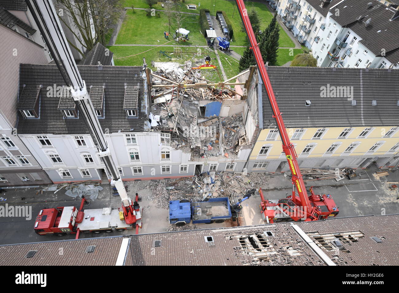 Dortmund, Deutschland. 1. April 2017. Kräne stehen vor einem Mehrfamilienhaus, die bei einer Explosion am Vortag in Dortmund, Deutschland, 1. April 2017 zerstört wurde. Eine Person starb bei der Explosion im Gebäude. Rettungskräfte fand die Leiche eines 36 Jahre alten weiblichen Bewohners am Samstagmorgen. Ein 48-j hrige Mieter steht im Verdacht, die Explosion aus unbekannten Gründen verursacht haben. Foto: Bernd Thissen/Dpa/Alamy Live News Stockfoto