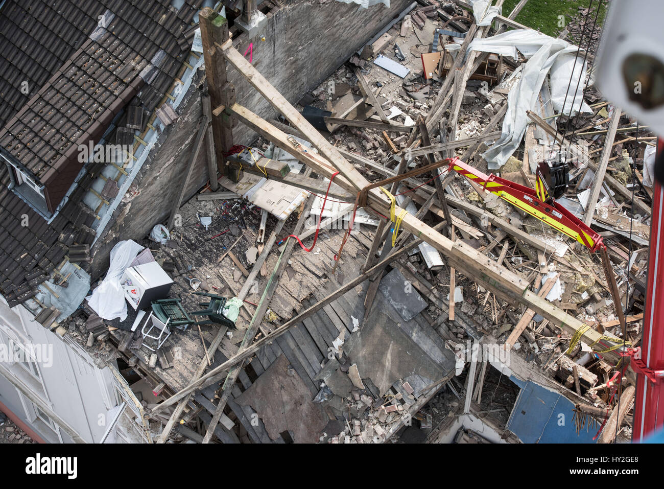 Dortmund, Deutschland. 1. April 2017. Blick auf den oberen Etagen eines Mehrfamilienhauses, die bei einer Explosion am Vortag in Dortmund, Deutschland, 1. April 2017 zerstört wurden. Eine Person starb bei der Explosion im Gebäude. Rettungskräfte fand die Leiche eines 36 Jahre alten weiblichen Bewohners am Samstagmorgen. Ein 48-j hrige Mieter steht im Verdacht, die Explosion aus unbekannten Gründen verursacht haben. Foto: Bernd Thissen/Dpa/Alamy Live News Stockfoto