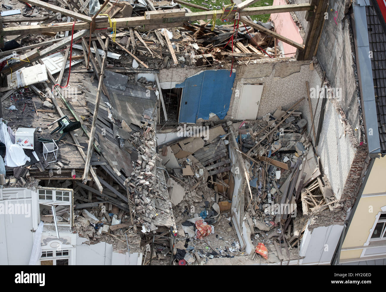 Dortmund, Deutschland. 1. April 2017. Blick auf den oberen Etagen eines Mehrfamilienhauses, die bei einer Explosion am Vortag in Dortmund, Deutschland, 1. April 2017 zerstört wurden. Eine Person starb bei der Explosion im Gebäude. Rettungskräfte fand die Leiche eines 36 Jahre alten weiblichen Bewohners am Samstagmorgen. Ein 48-j hrige Mieter steht im Verdacht, die Explosion aus unbekannten Gründen verursacht haben. Foto: Bernd Thissen/Dpa/Alamy Live News Stockfoto