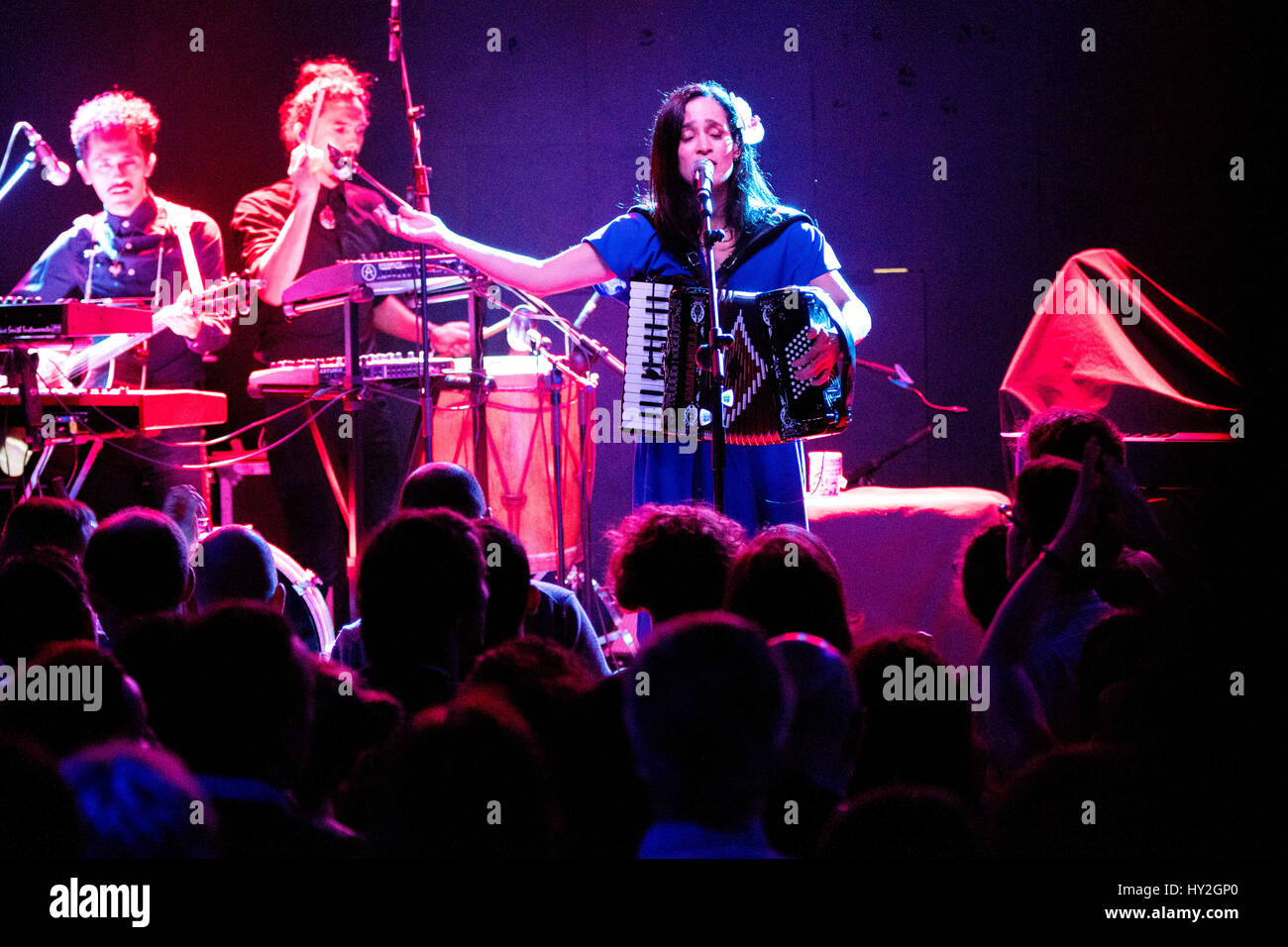 Gijón, Spanien. 31. März 2017. Gebürtige Amerikaner mexikanischer Songwriter, Julieta Venegas, funktioniert live während Gijon Musikfestival in Acapulco Mitte am 31. März 2016 in Gijon, Spanien. © David Gato/Alamy Live-Nachrichten Stockfoto