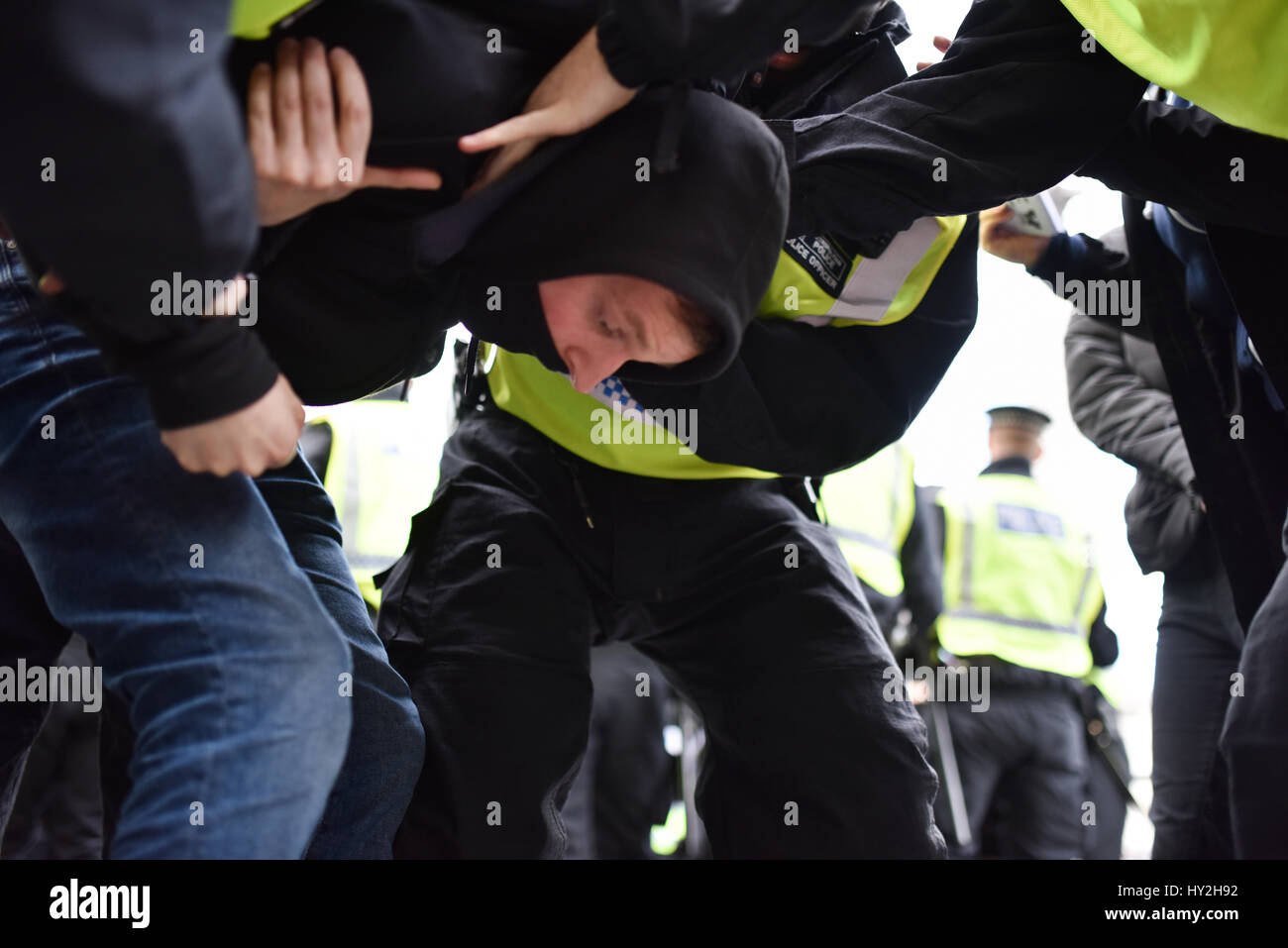 London, UK. 1. April 2017. Ein antifaschistischer Demonstrant wird während der Zähler Demonstrationen gegen Rechtsextremismus Proteste von der Polizei verhaftet. Rechtsextreme Gruppen nahmen Britain First und die EDL auf die Straße im Zentrum von London, in Reaktion auf die jüngsten Westminster-Terror-Anschlag zu protestieren. Bildnachweis: Jacob Sacks-Jones/Alamy Live-Nachrichten. Stockfoto