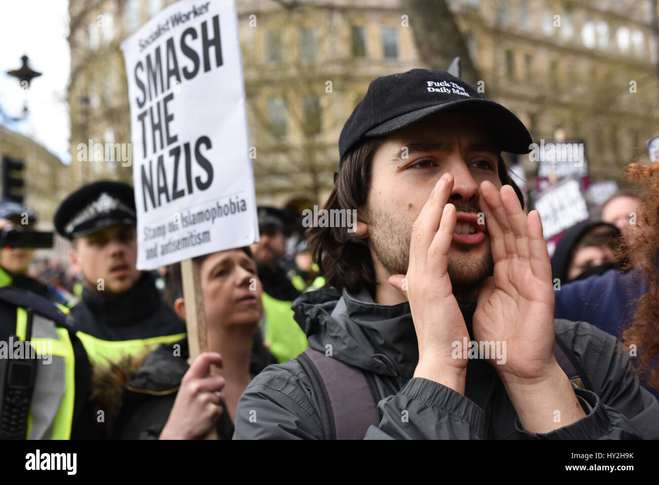 London, UK. 1. April 2017. Antifaschistische Demonstranten skandieren bei einer Theke-Demonstration gegen den rechten Flügel Marsch durch London. Rechtsextreme Gruppen nahmen Britain First und die EDL auf die Straße im Zentrum von London, in Reaktion auf die jüngsten Westminster-Terror-Anschlag zu protestieren. Bildnachweis: Jacob Sacks-Jones/Alamy Live-Nachrichten. Stockfoto