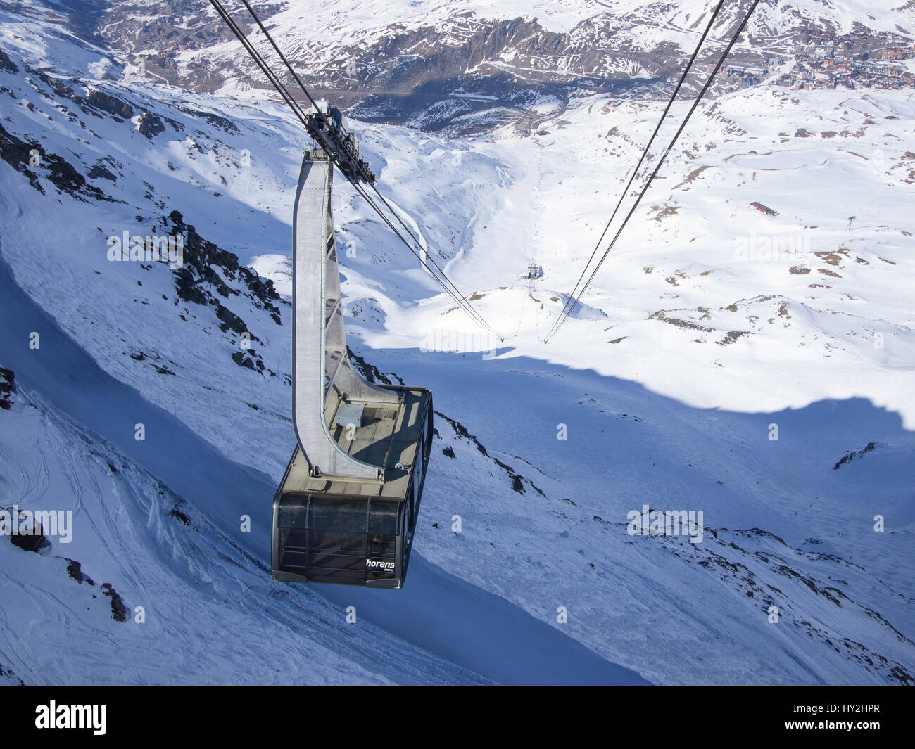 "Val Thorens Cime de Caron Seilbahn im 3 Vallee Skigebiet in schwindelerregende und steilen Abstieg ins Tal" Stockfoto