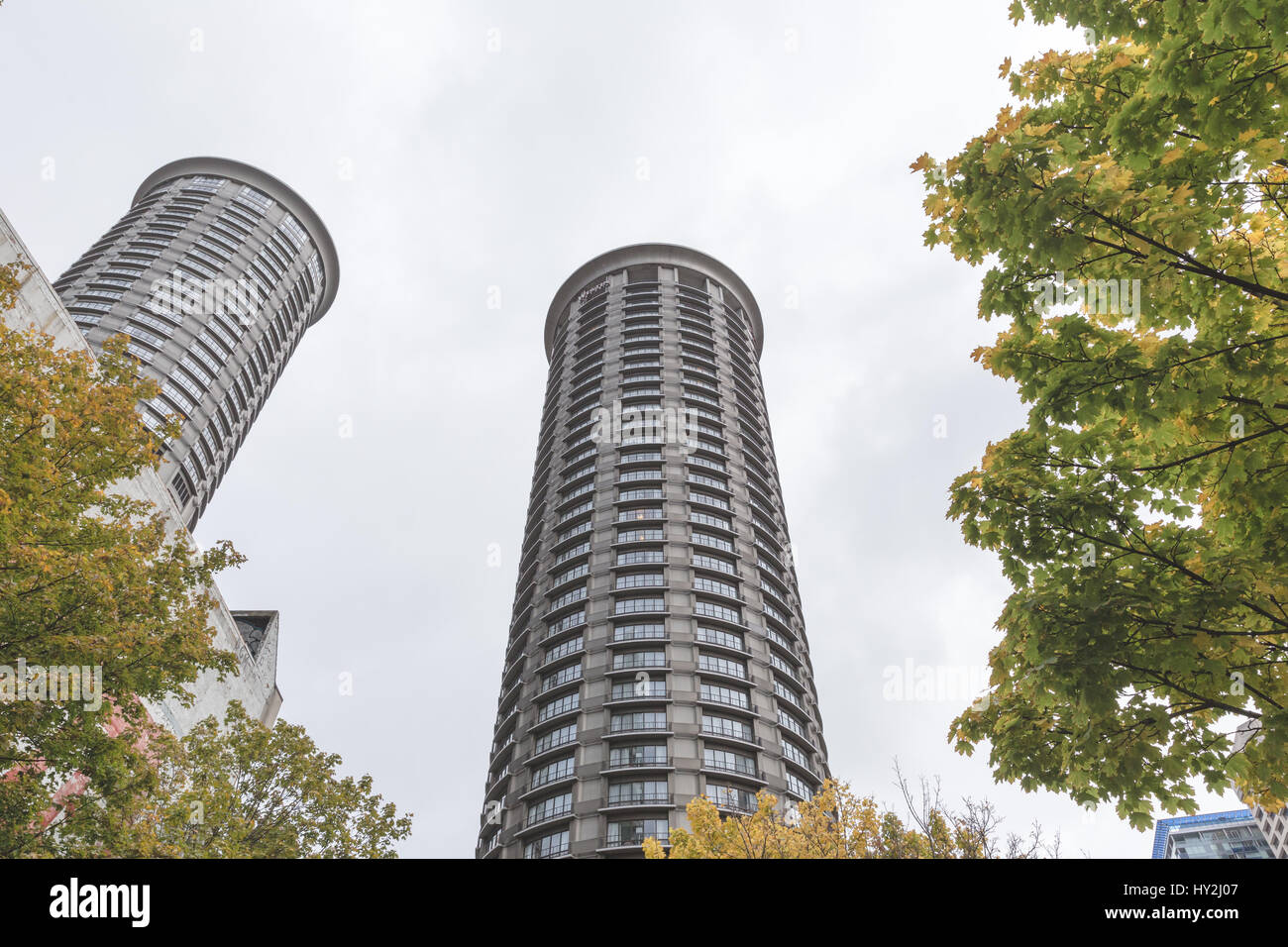 Große, Runde Gebäude oder Wolkenkratzer in der Innenstadt von Seattle, Washington, USA. Stockfoto