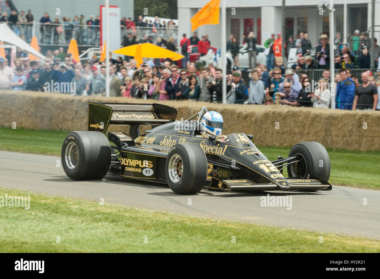 Goodwood, UK - 1. Juli 2012: Tom Kristensen fährt des klassischen Ayrton Senna JPS Lotus F1-Rennwagens auf dem Hügel-Kurs bei Goodwood, UK Stockfoto