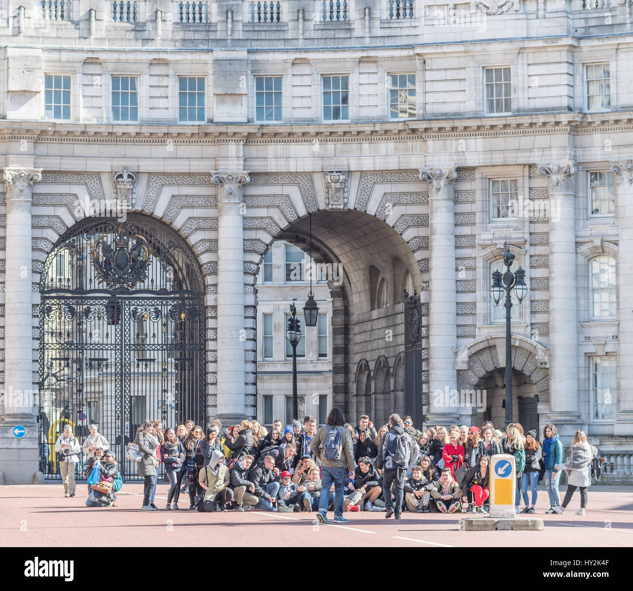 Eine Gruppe von Touristen posieren Ofr ein Foto vor Admiralty Arch, London, England. Stockfoto